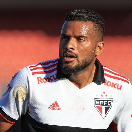 Reinaldo em ação pelo São Paulo contra o Bragantino, em partida do Brasileirão de 2022. - Marcello Zambrana/AGIF