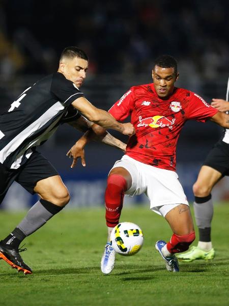 Alerrandro, do Red Bull Bragantino, sob marcação de Philipe Sampaio, do Botafogo, em duelo pelo Brasileiro - Ari Ferreira / Red Bull Bragantino