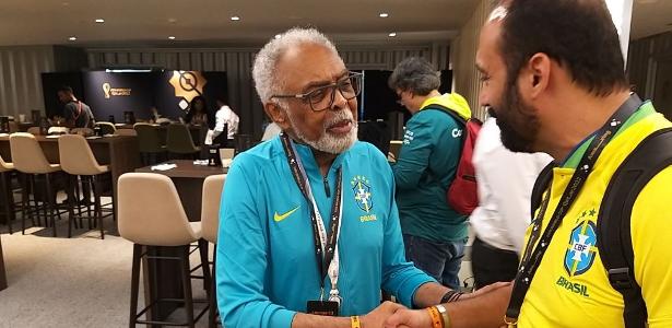 Gilberto Gil é cumprimentado após Brasil x Suíça no Qatar