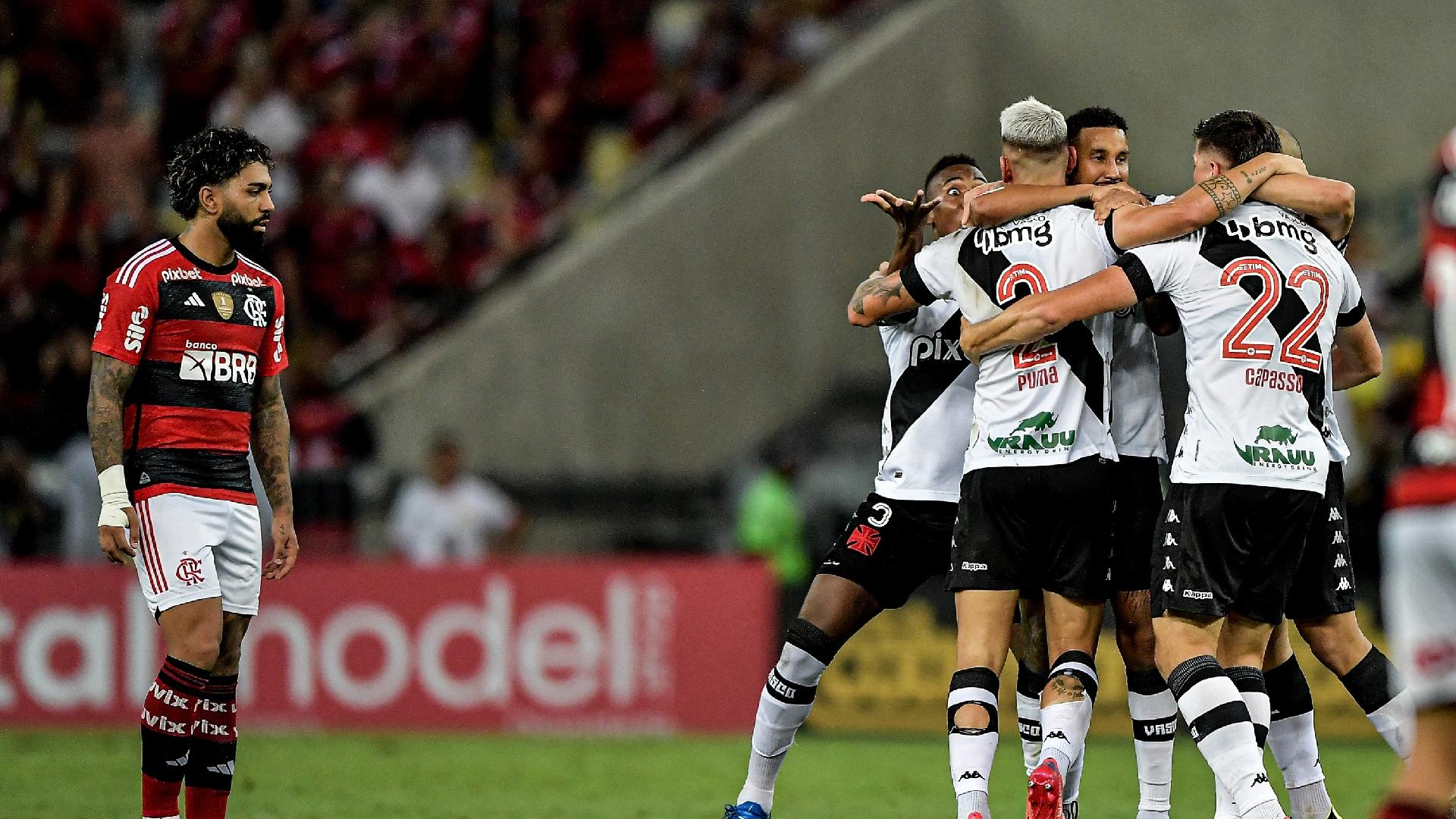 Puma Rodríguez comemora com jogadores do Vasco após marcar contra o Flamengo