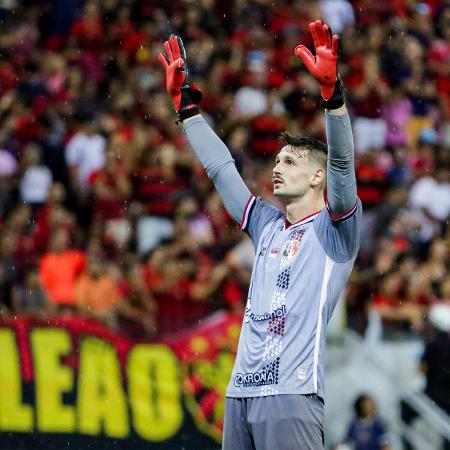 Michael, goleiro do Santa Cruz, em partida contra o Sport - Rafael Vieira/AGIF