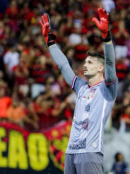 Michael, goleiro do Santa Cruz, em partida contra o Sport - Rafael Vieira/AGIF