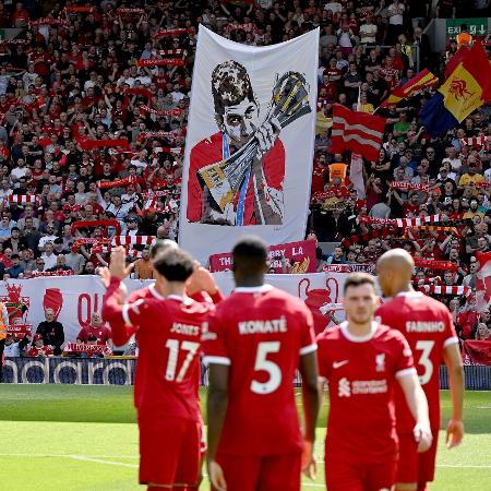 Firmino foi homenageado pela torcida do Liverpool em sua última partida no Anfield - Andrew Powell/Liverpool FC via Getty Images