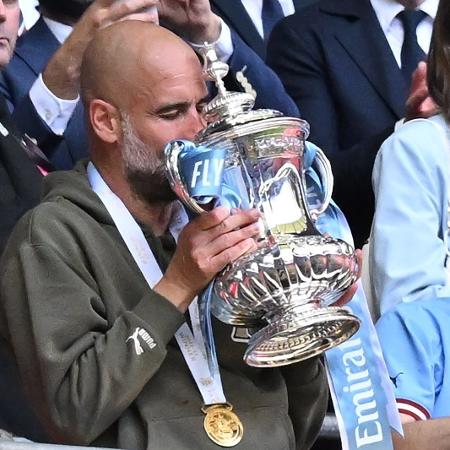 Guardiola beija a taça da FA Cup - Glyn KIRK / AFP