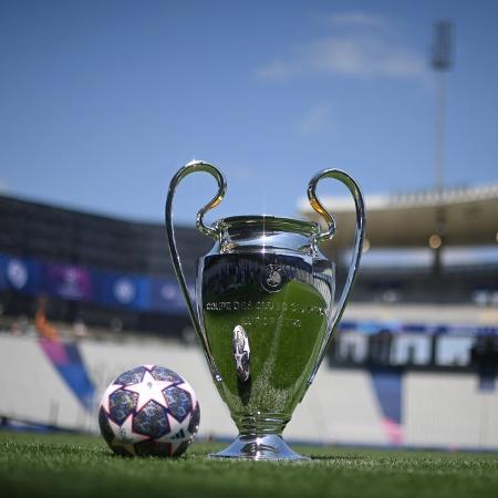 Troféu e bola oficial da Liga dos Campeões 2022/23 no Estádio Olímpico Atatürk. - Michael Regan - UEFA/UEFA via Getty Images