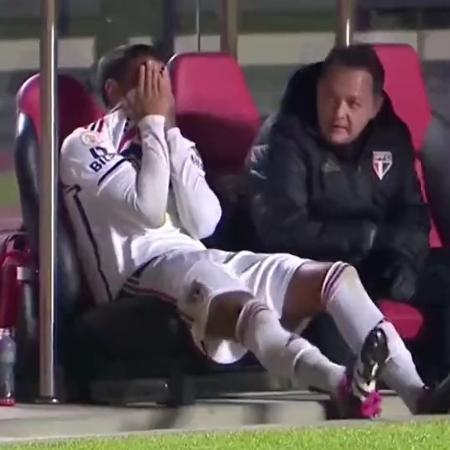 Diego Costa, do São Paulo, chora após ser substituído com dores no jogo contra o Athletico - Reprodução/sportv