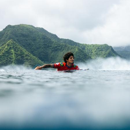 Medina na etapa de Teahupo'o; brasileiro classificou ondas do Taiti como "paraíso"
