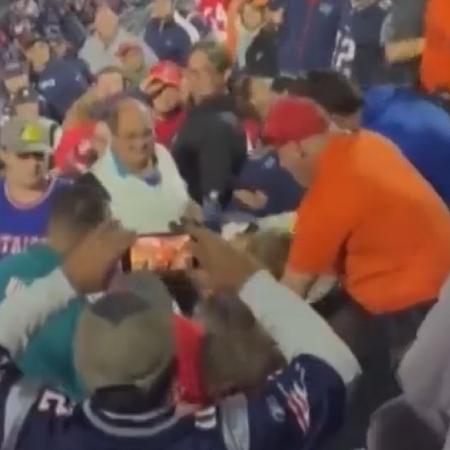 Briga entre torcedores de Patriots e Dolphins durante jogo pela NFL deixa um morto