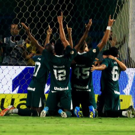 Jogadores do Goiás comemoram gol sobre São Paulo em duelo do Campeonato Brasileiro