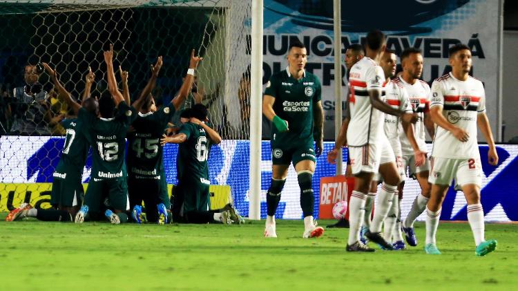 Jogadores do Goiás comemoram gol sobre São Paulo em duelo do Campeonato Brasileiro