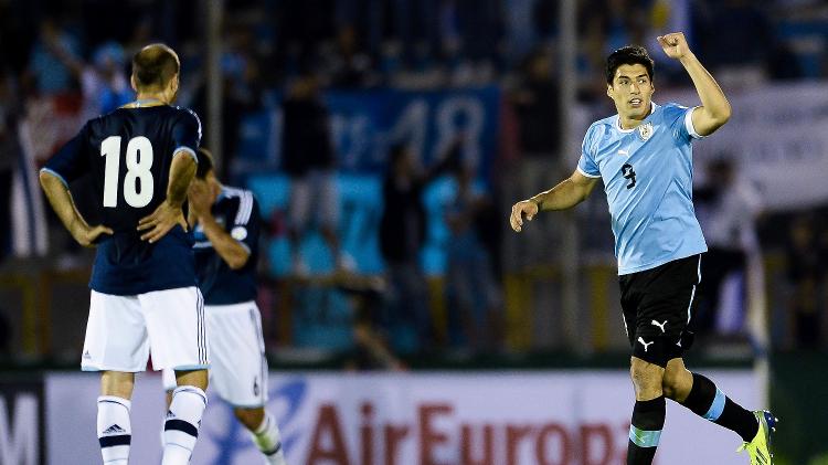 Suárez comemora gol do Uruguai sobre a Argentina em jogo realizado em outubro de 2013