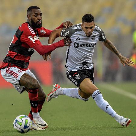 Gerson e Paulinho disputam a bola em Flamengo x Atlético-MG, jogo do Campeonato Brasileiro