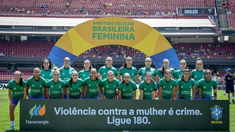 Jogadoras da seleção brasileira com camisa da campanha pelo fim da violência contra as mulheres