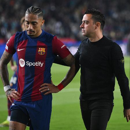 Raphinha e Xavi após eliminação do Barcelona na Liga dos Campeões