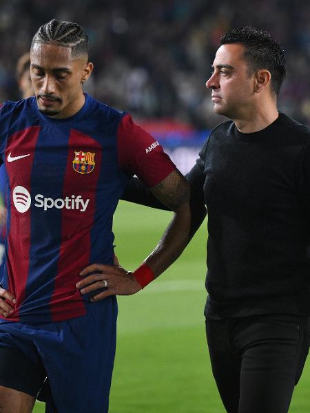 Raphinha e Xavi após eliminação do Barcelona na Liga dos Campeões
