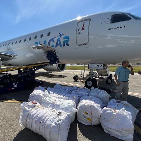 Avião de Leila Pereira é carregado com doações para vítimas do Rio Grande do Sul