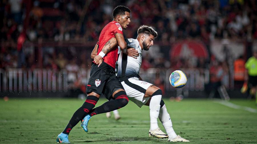 Yuri Alberto tenta fazer a jogada em Atlético-GO x Corinthians, confronto do Campeonato Brasileiro