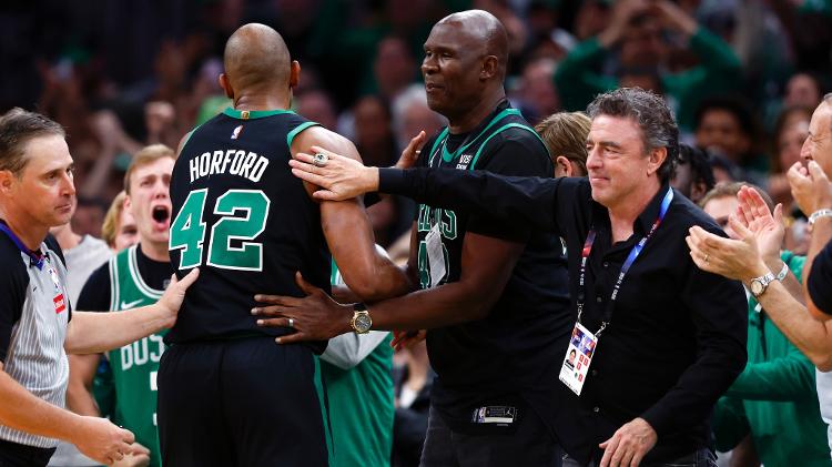 Al Horford cumprimenta o pai, Tito, durante jogo nos playoffs de 2024 da NBA