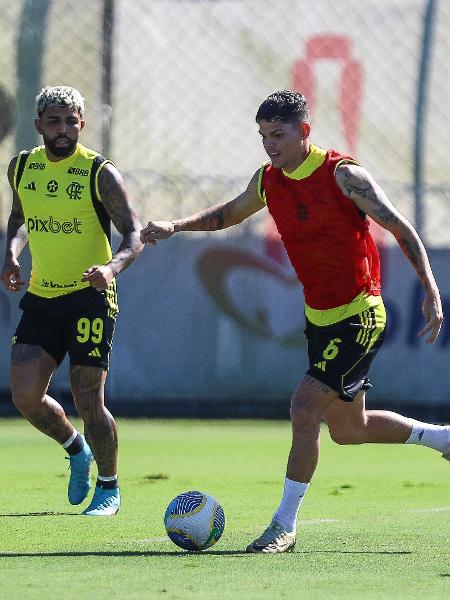 Ayrton Lucas e Gabigol no treino do Flamengo no Ninho do Urubu