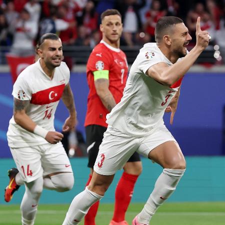Demiral comemora gol marcado pela Turquia contra a Áustria, pela Eurocopa