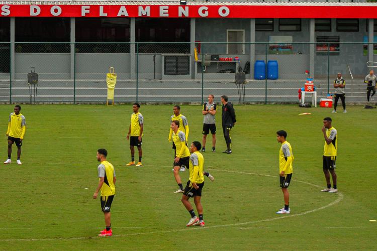 Filipe Luís observa treino do sub-20 do Flamengo