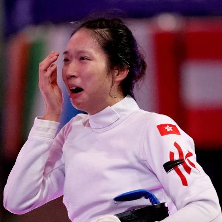 Esgrimista Man Wai Vivian, de Hong Kong, se emociona após conquistar o ouro nas Olimpíadas de Paris-2024