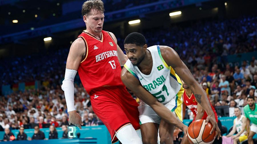 Bruno Caboclo em ação durante Alemanha x Brasil, jogo do basquete masculino nas Olimpíadas