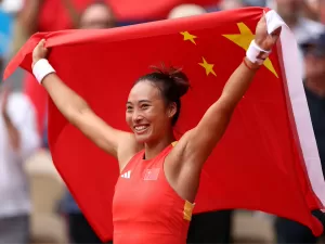 Chinesa que foi separada da família aos 7 anos para treinar é ouro no tênis