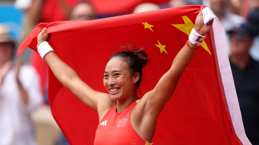 Qinwen Zheng comemora após vencer Donna Vekic no tênis nas Olimpíadas de Paris