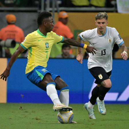 Vini Jr e Varela em ação durante jogo entre Brasil e Uruguai pelas Eliminatórias