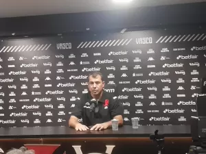 Em apresentação, Carille afirma que Balbuena 'não vai acontecer' no Vasco