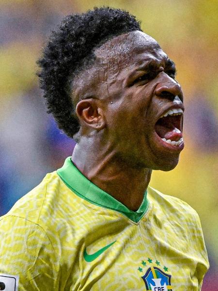 Vinícius Júnior comemora gol marcado pelo Brasil contra a Colômbia nas Eliminatórias