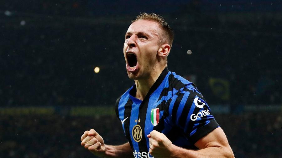  Frattesi comemora gol da Inter de Milão sobre o Barcelona em partida da Champions League