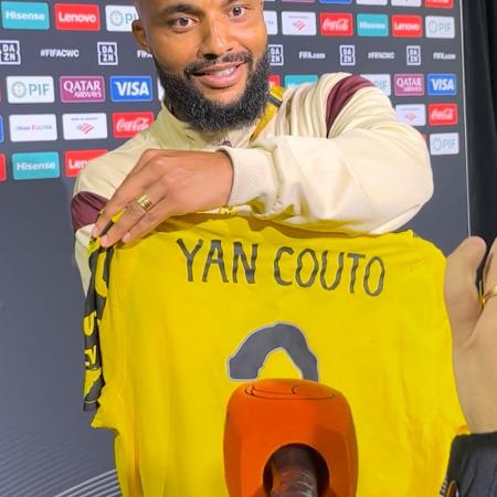 Samuel Xavier mostra a camisa que ganhou de Yan Couto após 'negociar' o perdão ao brasileiro do Dortmund Samuel Xavier mostra a camisa que ganhou de Yan Couto após 'negociar' o perdão ao brasileiro do Dortmund