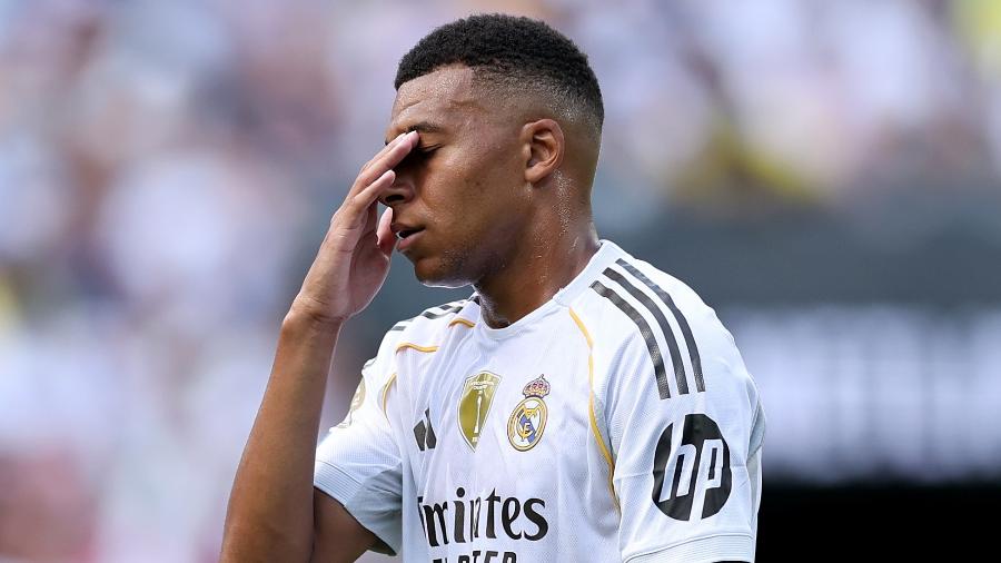 Mbappé se lamenta durante jogo entre Real Madrid e PSG no Mundial Mbappé se lamenta durante jogo entre Real Madrid e PSG no Mundial