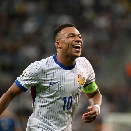 Mbappé comemora gol marcado pela França contra a Ucrânia, pelas Eliminatórias