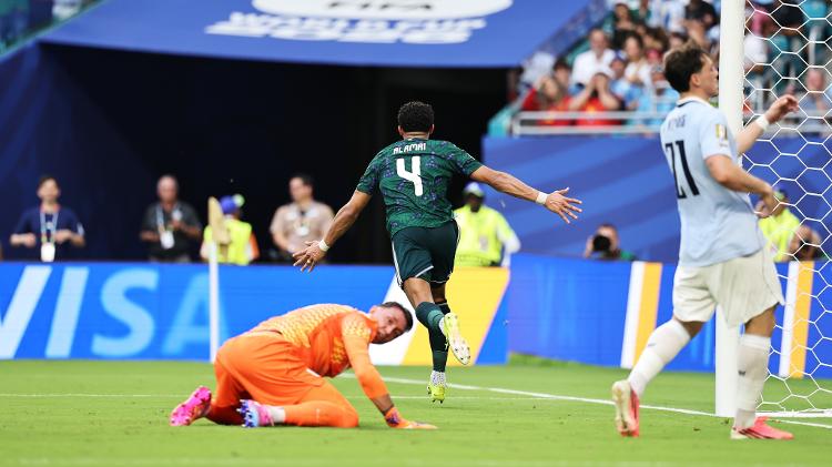 Abdulelah Al-Amri marcou em Arábia Saudita x Uruguai