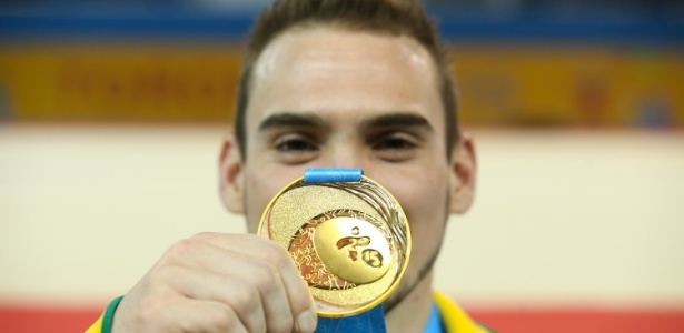 Arthur Zanetti exibe a medalha de ouro conquistada nas argolas em Toronto: ele já fez a dorbradinha Pan-Olimpíada em 2012 (prata em Guadalajara-2011 e ouro em Londres-2012) e pode repetir o feito no Rio-2016