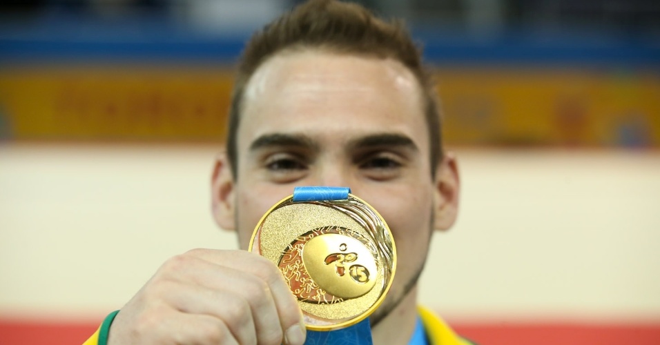 Arthur Zanetti exibe a medalha de ouro conquistada nas argolas