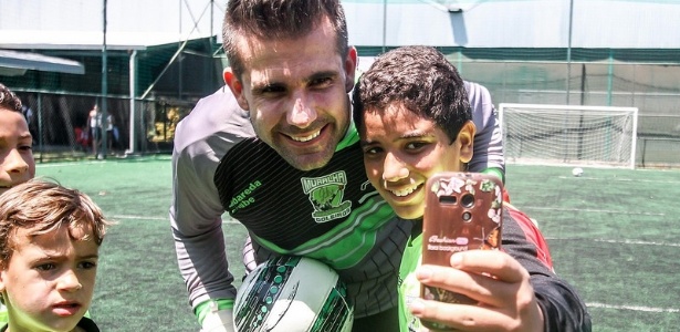 Pequeno fã aproveita aula para tirar uma foto com o goleiro Victor, do Atlético-MG - Bruno Cantini/Clube Atlético Mineiro