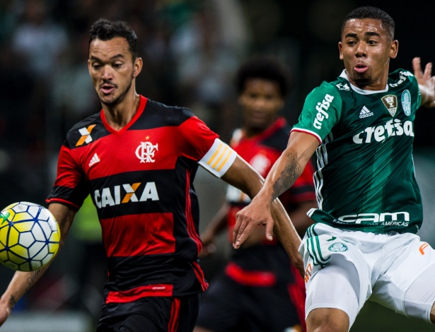 Gabriel Jesus, do Palmeiras, em ação contra Rever, do Flamengo - Adriano Vizoni/Folhapress