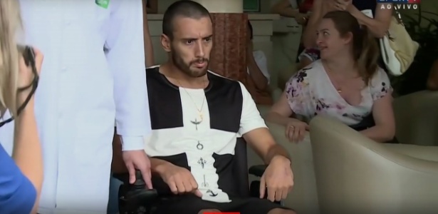 Jogador deixou o hospital em uma cadeira de rodas (foto) e embarcou em carro da família - Reprodução/Sportv