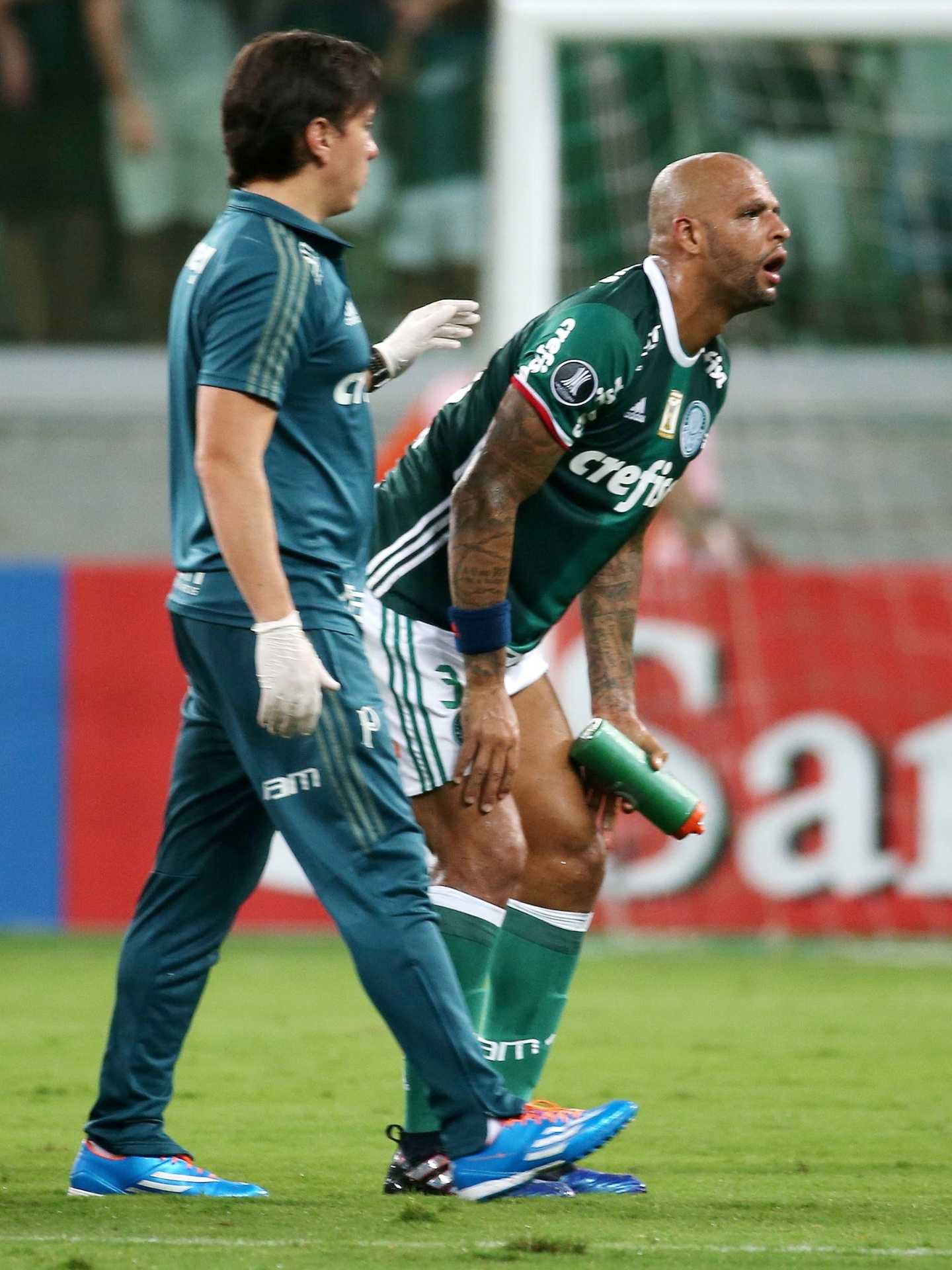 Felipe Melo recebe atendimento médico durante jogo do Palmeiras contra o Jorge Wilstermann - Paulo Whitaker/Reuters