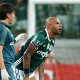 Felipe Melo recebe atendimento médico durante jogo do Palmeiras contra o Jorge Wilstermann - Paulo Whitaker/Reuters