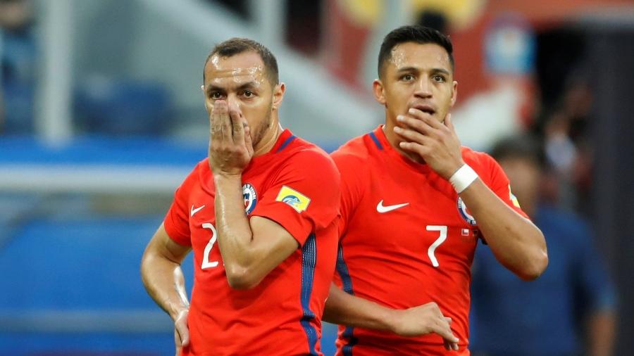 Marcelo Díaz e Alexis Sánchez lamentam erro do Chile contra a Alemanha - REUTERS/Carl Recine