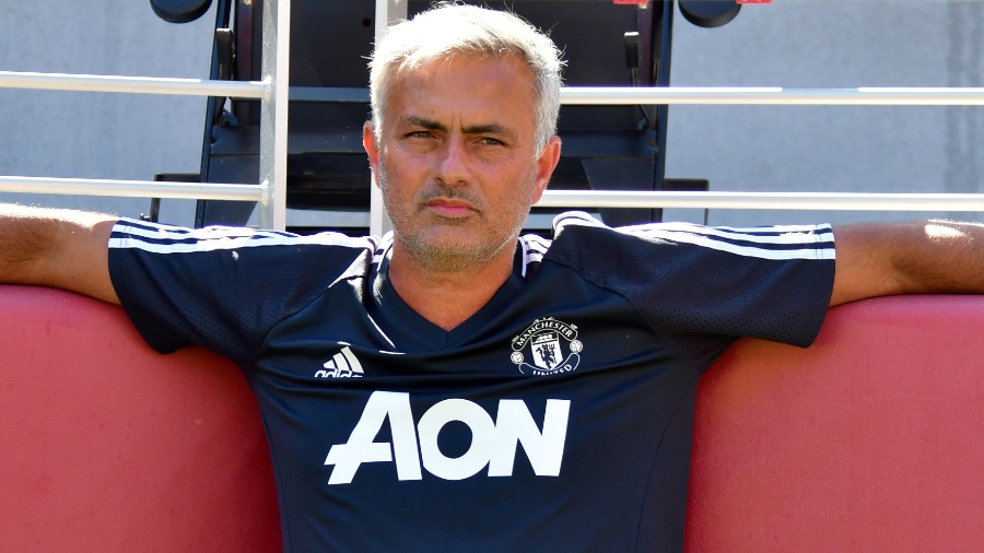 José Mourinho observa treinamento do Manchester United - REUTERS/Alan Greth