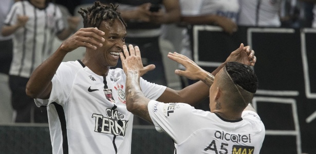 Jô faz a festa com Arana: pupilo do centroavante - Daniel Augusto Jr/Agência Corinthians - Daniel Augusto Jr/Agência Corinthians