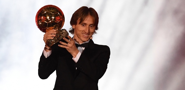 Luka Modric recebeu a Bola de Ouro na última segunda-feira (3) - Franck Fife/AFP