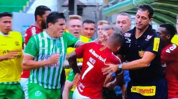 Juventude x Internacional tem troca de socos no final do primeiro tempo - Reprodução/TV - Reprodução/TV