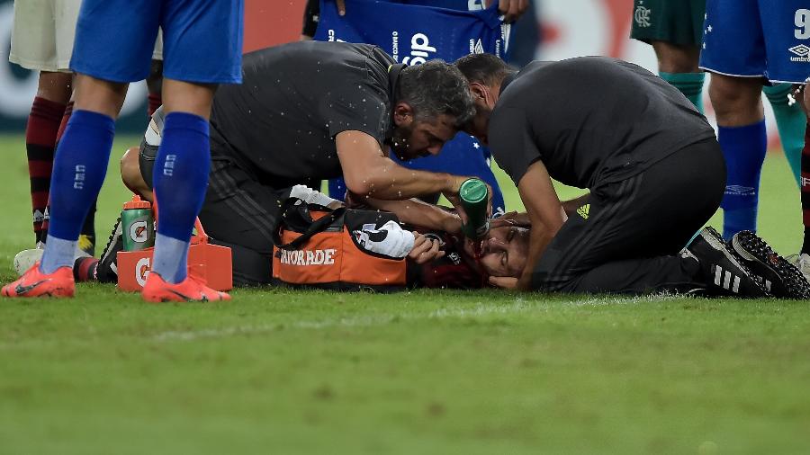 Rodrigo Caio se chocou com Dedé e caiu desacordado - 	Thiago Ribeiro/AGIF